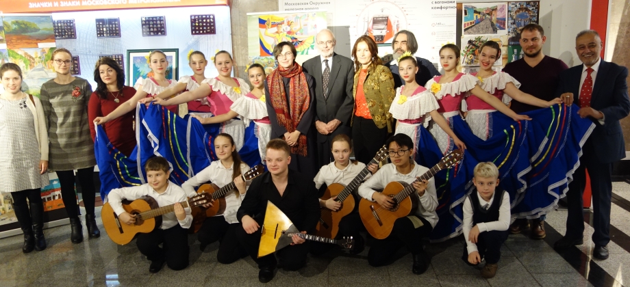 Embajada de Colombia en Rusia inauguró la exposición de creación infantil en el metro de Moscú