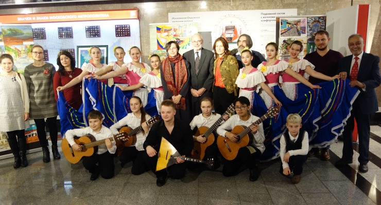 Embajada de Colombia en Rusia inauguró la exposición de creación infantil en el metro de Moscú