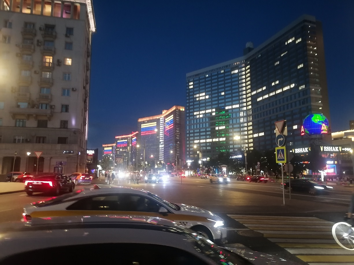 Edificio de la calle Nueva Arbat en Moscú ilumnado con los colores de la bandera de Colombia