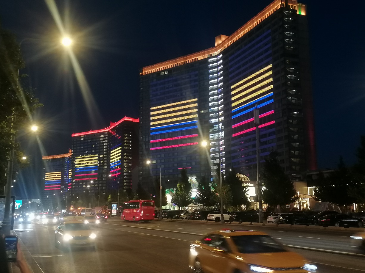 Edificio de la calle Nueva Arbat en Moscú ilumnado con los colores de la bandera de Colombia