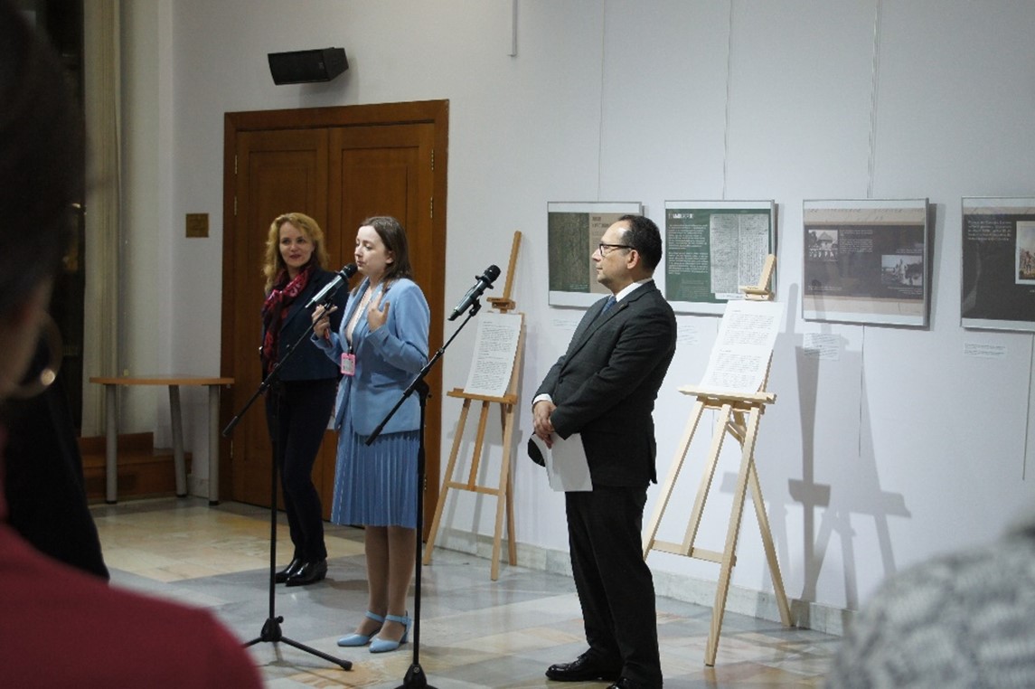 Tatiana Krauze, directora del Centro Cultural Iberoamericano en la apertura de la exposición.  Foto: cortesía de la Biblioteca de Literatura Extranjera