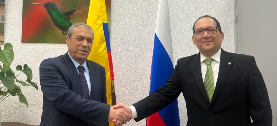 Embajador de Colombia en Rusia, Héctor Arenas Neira, saluda al Embajador del Estado de Palestina ante la Federación de Rusia, Abdelhafiz Nofal