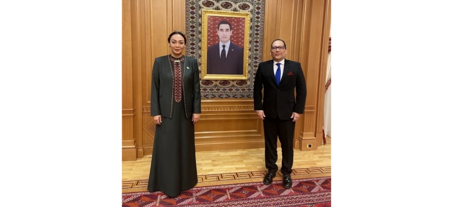 El Embajador Héctor Arenas hizo entrega a la presidente del Parlamento de la República de Turkmenistán de sus Cartas Credenciales como embajador no residente de Colombia
