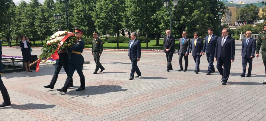 Con una ofrenda floral al monumento del Soldado Desconocido inició la visita del Canciller Holmes Trujillo a Rusia