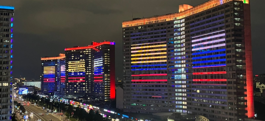 El 20 de Julio los edificios de la calle Novy Arbat de Moscú se iluminaron con los colores de Colombia y de Rusia
