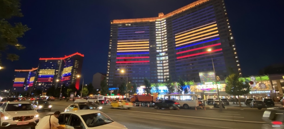 Edificio de la calle Nueva Arbat en Moscú ilumnado con los colores de la bandera de Colombia