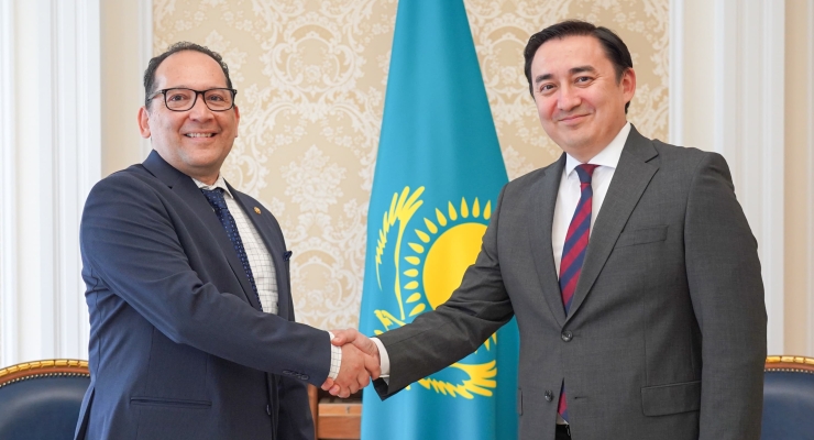 El Embajador de Colombia se reúne en Moscú con el Director de América de la Cancillería de Kazajistán