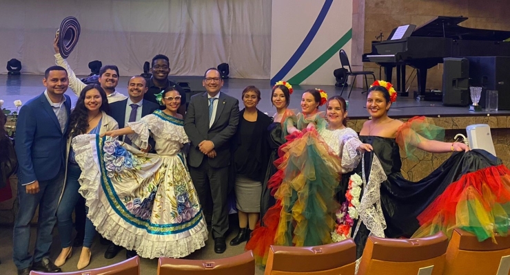 El Embajador Héctor Arenas Neira junto a los colombianos aistentes a la noche de concierto que cerró la Semana Cultural Sudamericana en la Universidad Rusa de la Amistad de los Pueblos (RUDN).