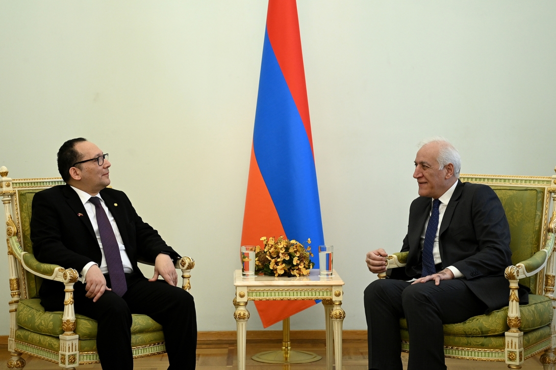 Embajador de Colombia entregó cartas credenciales al Presidente de Armenia
